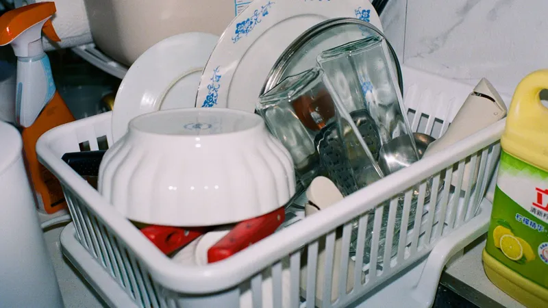 설거지를 마친 그릇들이 건조대에 가지런히 꽂혀 있는 모습