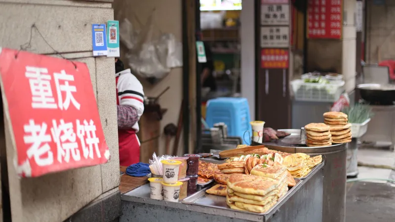 노점에서 물건 값을 흥정하는 모습
