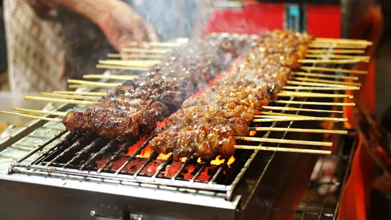 숯불에 굽는 꼬치구이 클로즈업