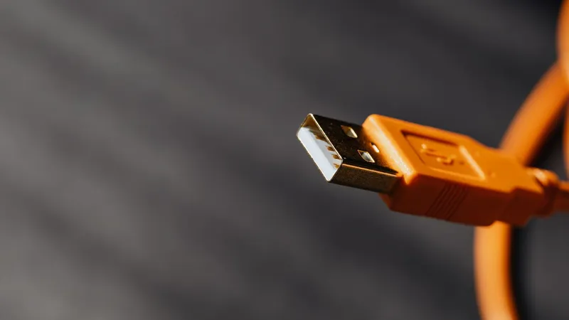 기기에 꽂혀 있는 주황색 USB 케이블