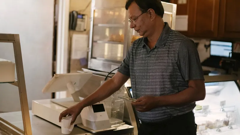 카페 계산대에 놓인 커피와 영수증