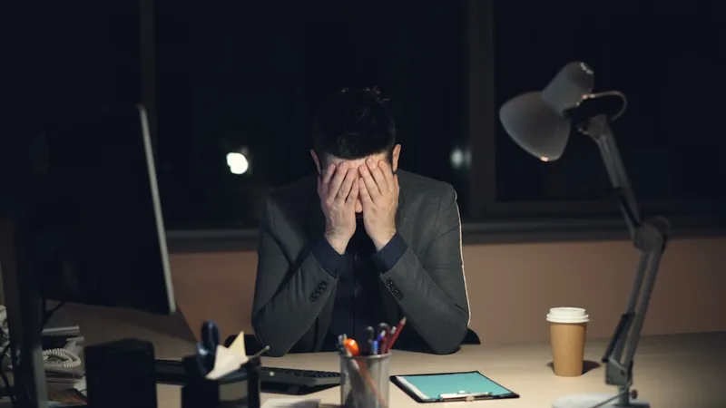 상황별 예문 — 늦은 밤 사무실에서 지친 모습