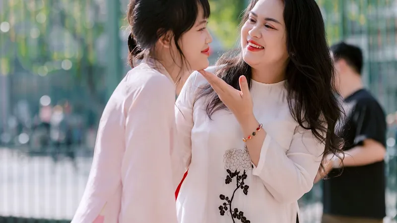 어깨에 손을 얹고 위로하는 모습