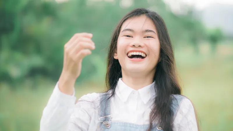 편하게 웃고 있는 사람의 모습