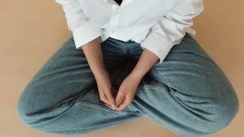 스마트폰으로 음성을 녹음하는 손