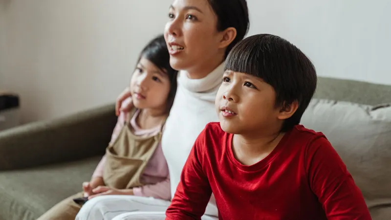 EBSe — 소파에서 텔레비전을 보는 가족