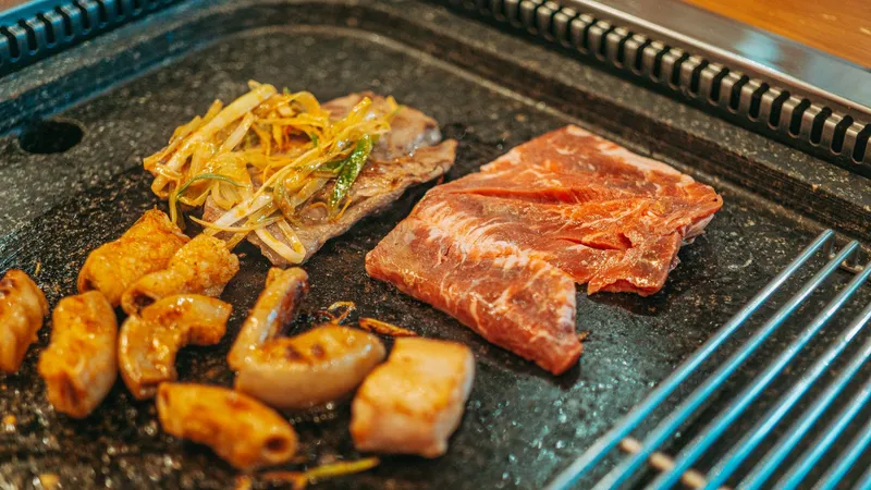 고기가 올라간 한국식 숯불 불판