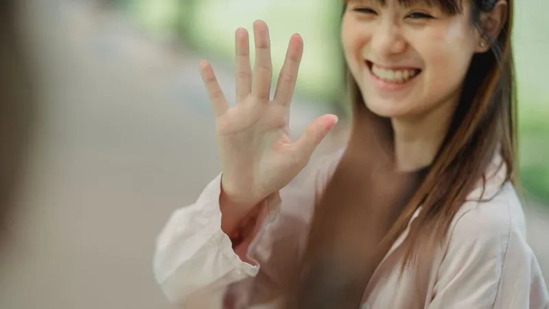 손을 흔들며 인사하는 손짓