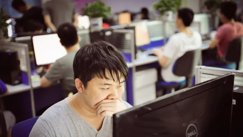 피해야 할 표현 — 메일을 읽고 인상을 쓰는 모습