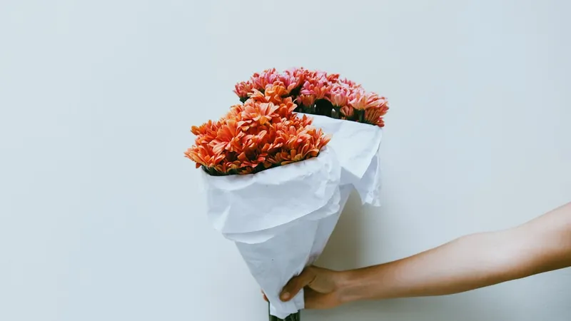 꽃다발을 건네는 손