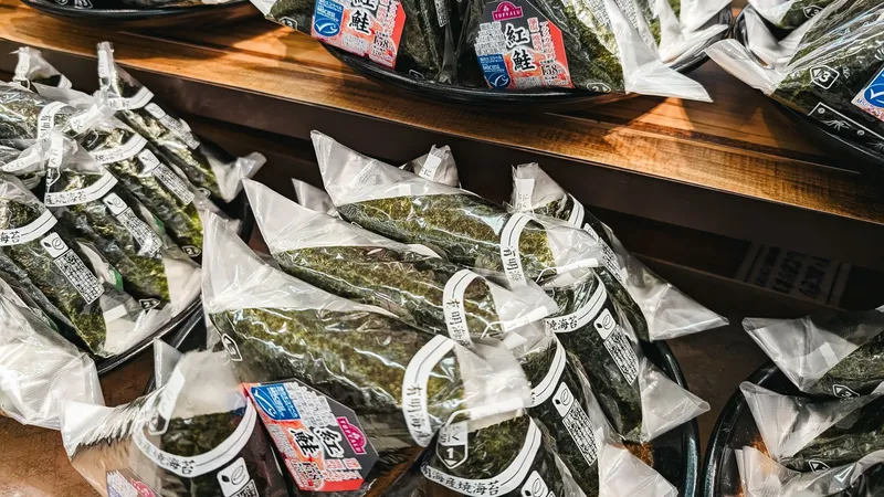 편의점 진열대에 놓인 삼각김밥