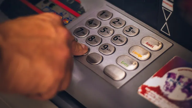 ATM 기계의 화면과 버튼