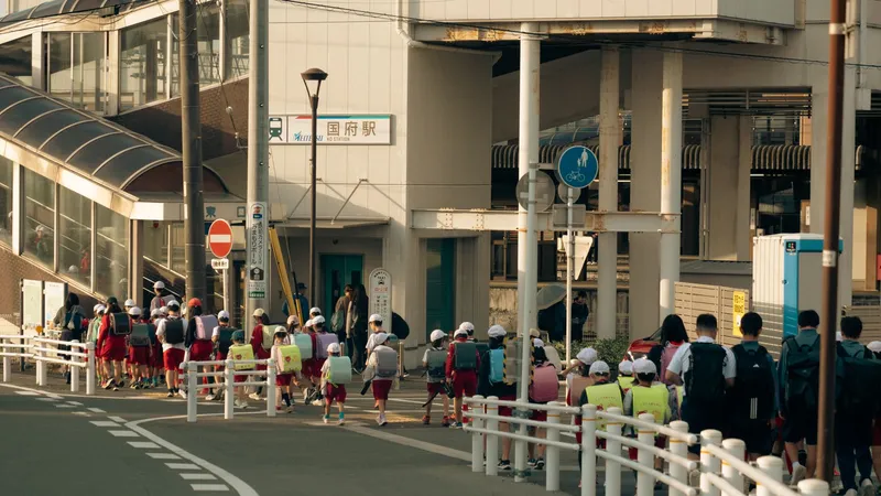 란도셀 책가방을 메고 등굣길을 걷는 일본 초등학생들