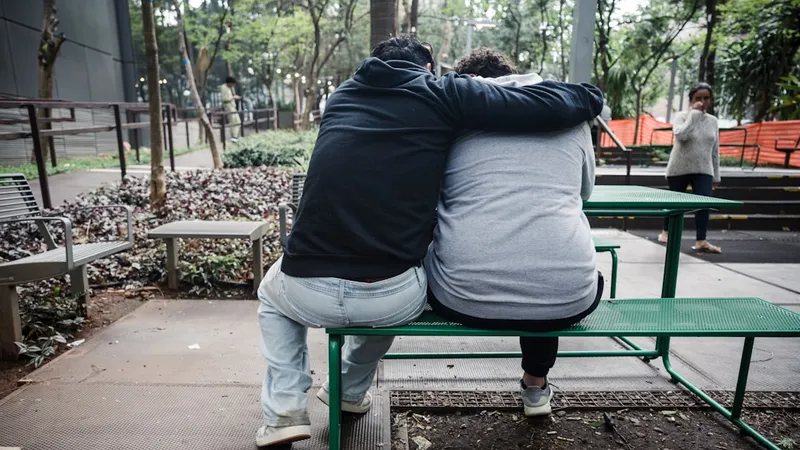 자기연민과 자기동정 — 어깨에 손을 얹어 위로하는 장면