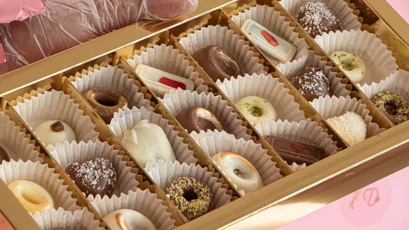 여러 종류의 초콜릿이 칸마다 담긴 상자