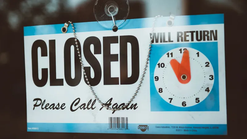문에 걸린 CLOSED 팻말
